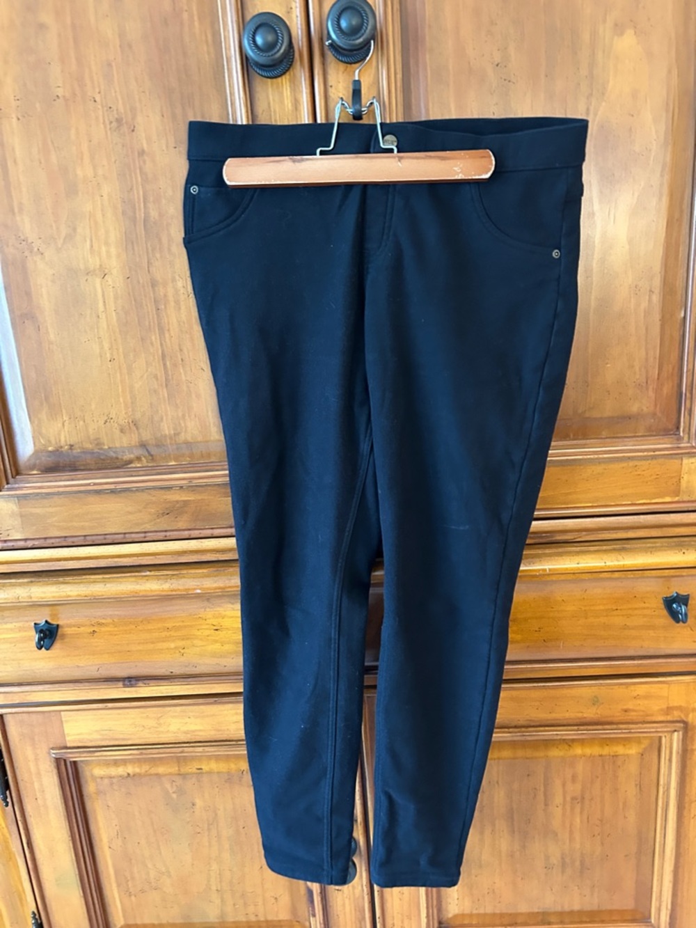 HUE Black Ponte Ankle Leggings with Subtle Pocket Detail